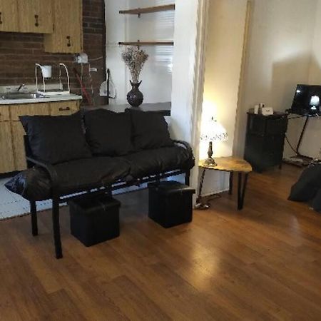 Awesome Cozy 1 Bedroom Coachhouse Торонто Екстер'єр фото