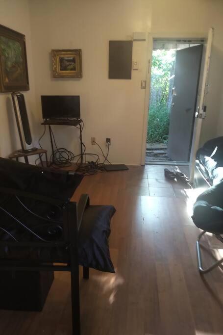 Awesome Cozy 1 Bedroom Coachhouse Торонто Екстер'єр фото